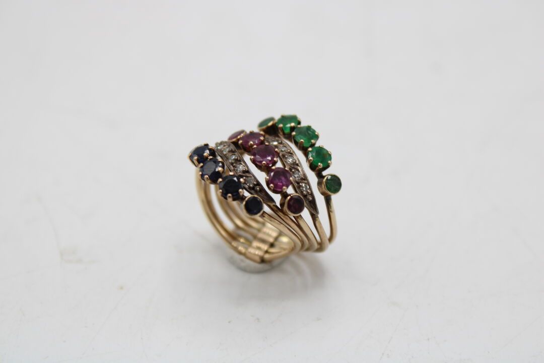 Null 14K黄金（585/1000）后宫戒指，镶有钻石、绿宝石、红宝石和蓝宝石。
TDD: 52
毛重：6,1g