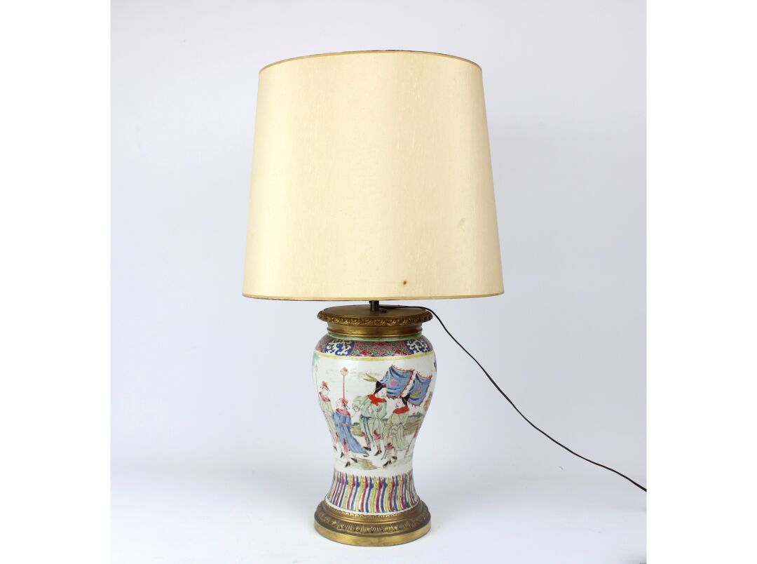 Null Vase balustre monté en lampe en céramique, à décor de dignitaire sur son ch&hellip;