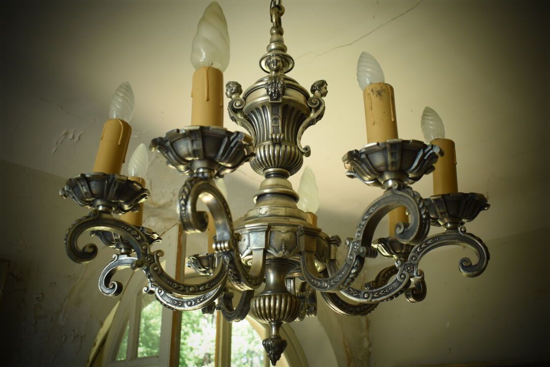 Null 路易十四风格的紫铜吊灯，有八个灯臂，上面装饰着普特和卷轴。高度：93x70厘米