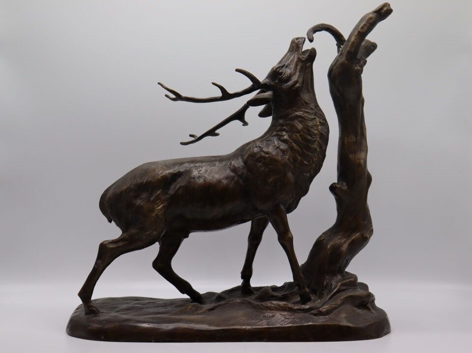Null D'après Pierre-Jules MENE (1810-1879). Cerf mangeant, bronze à patine brune&hellip;
