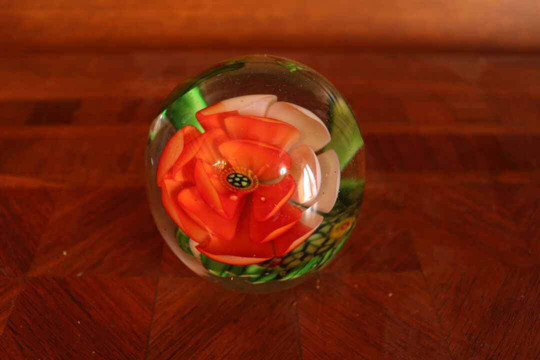 Null 硫磺镇纸球，由玻璃制成，包含花形的装饰。

尺寸：9 x 5.5厘米