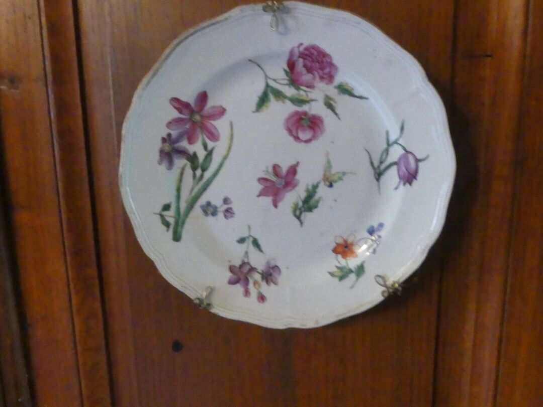 Null Compagnie des Indes. Assiette en porcelaine à décor polychrome. XVIIIème si&hellip;