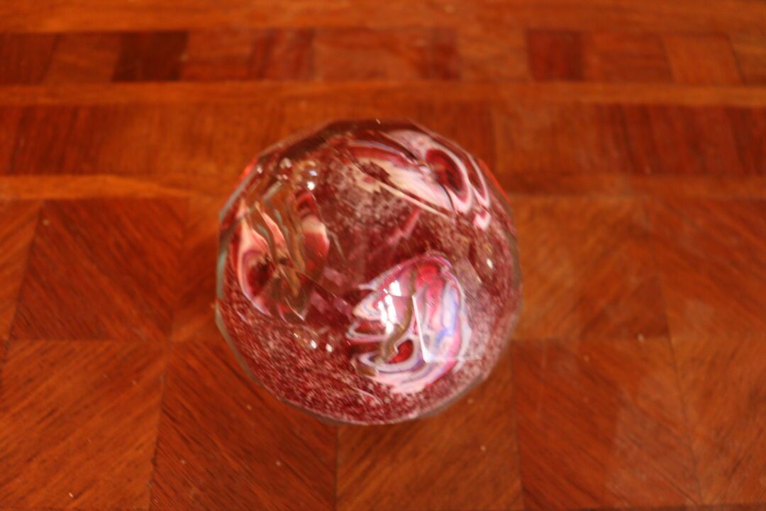 Null 硫化物玻璃镇纸球，包含和切面装饰

尺寸：8 x 7 cm