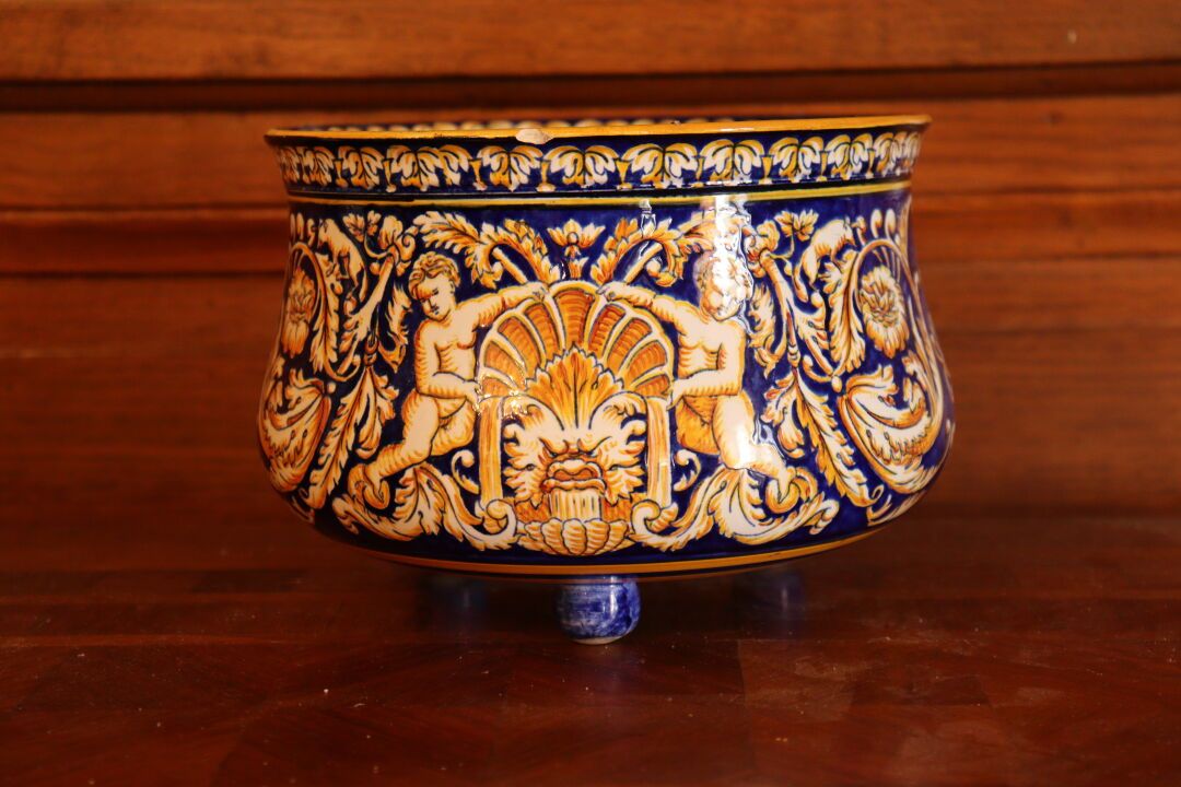 Null 吉恩。带有文艺复兴时期装饰的陶罐。高度：13.5厘米

直径：17.5厘米