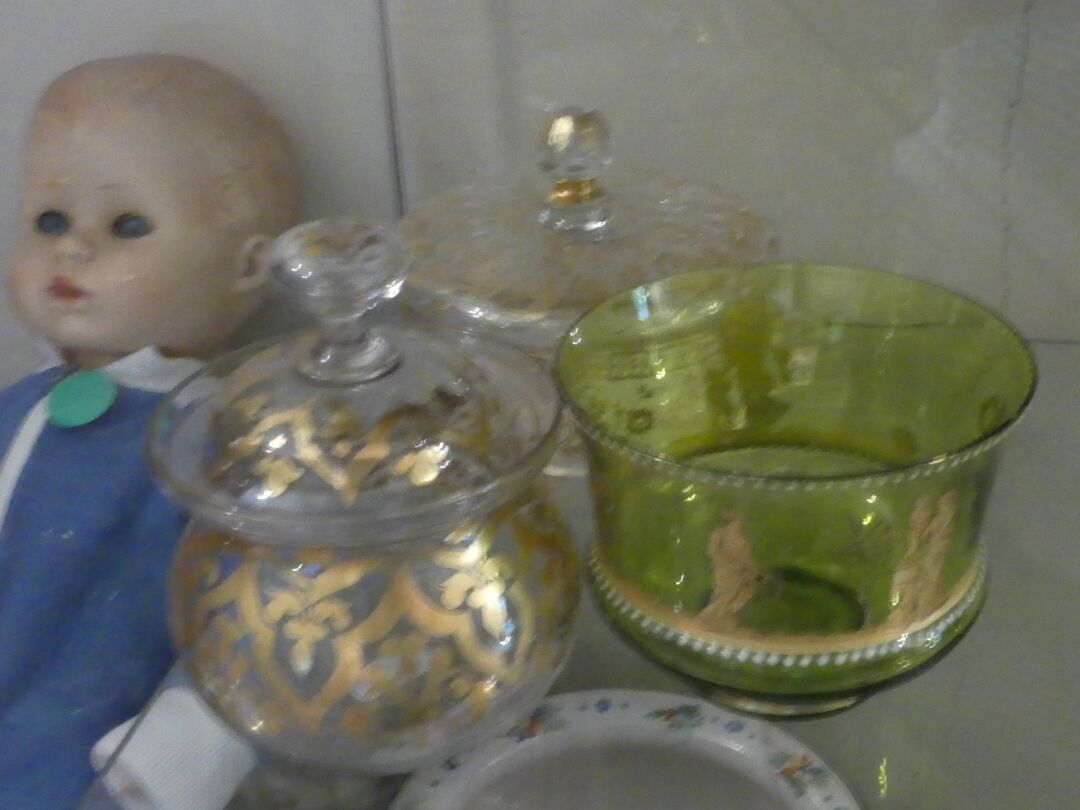 Null 一套两个糖果盒和一个玻璃花瓶，上面有镀金、卷轴和古董妇女装饰。高度：13厘米、11厘米和9.5厘米