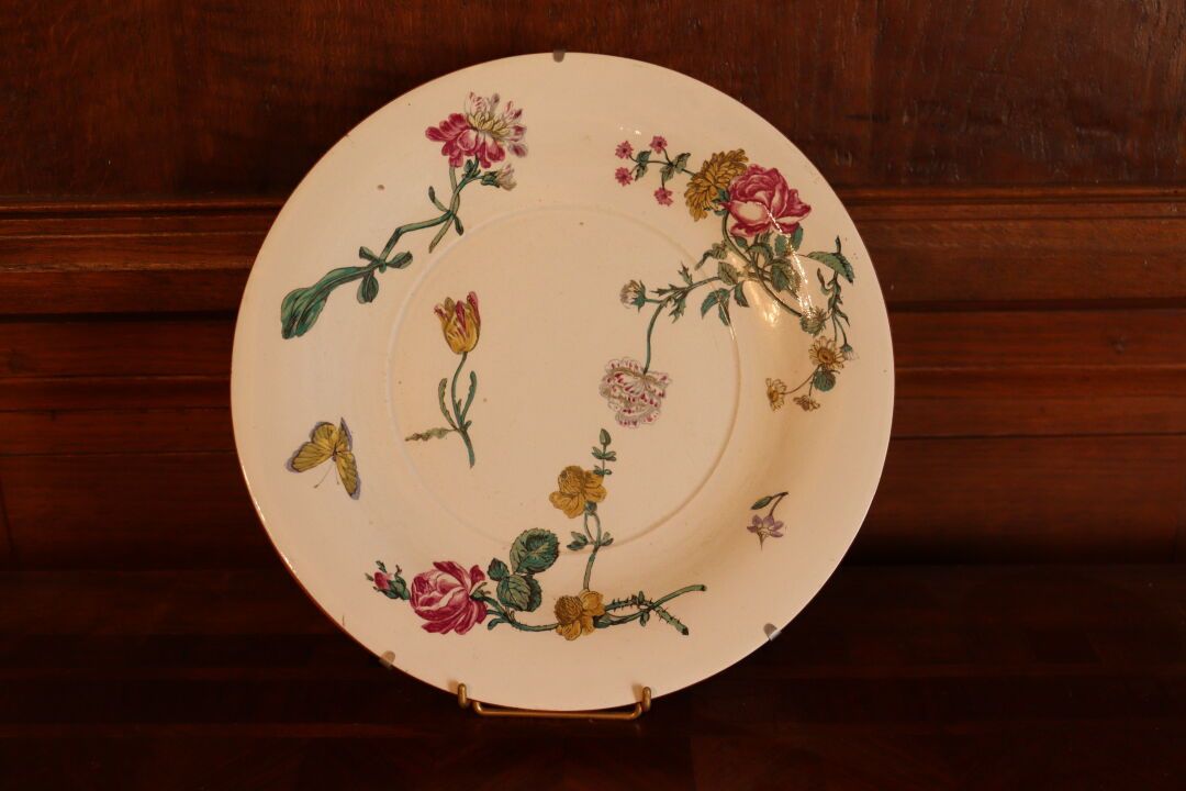 Null GIEN. Assiette en faïence à décor de fleurs, marque au dos. Diamètre: 29cm.&hellip;