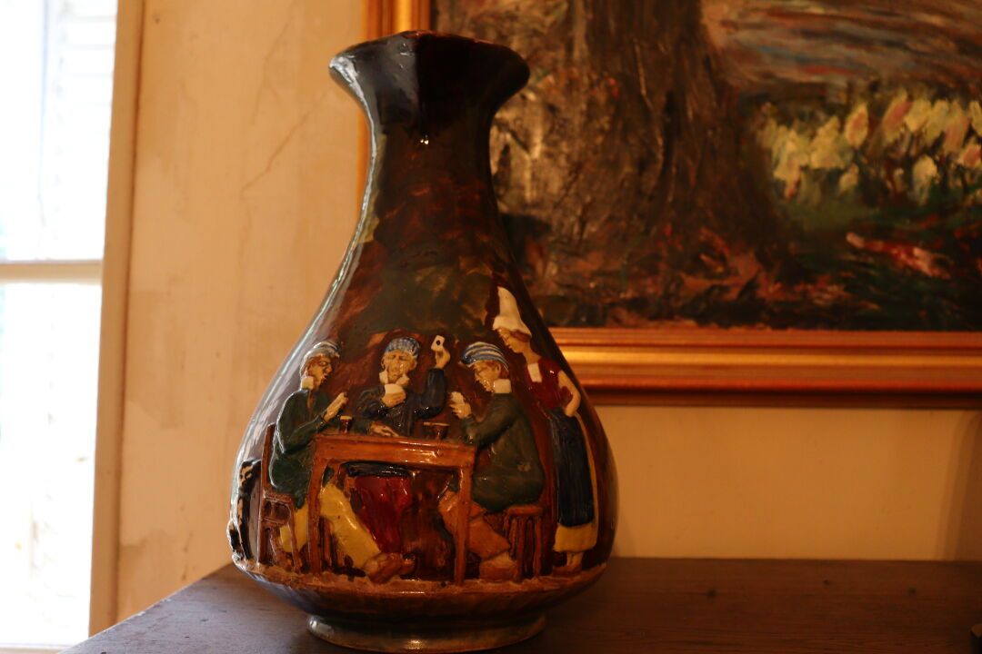 Null MARTEL Georges (1872-1942) 饰有农民图案的Barbotine花瓶。底座下有阿罗曼斯的标记。高度：30厘米