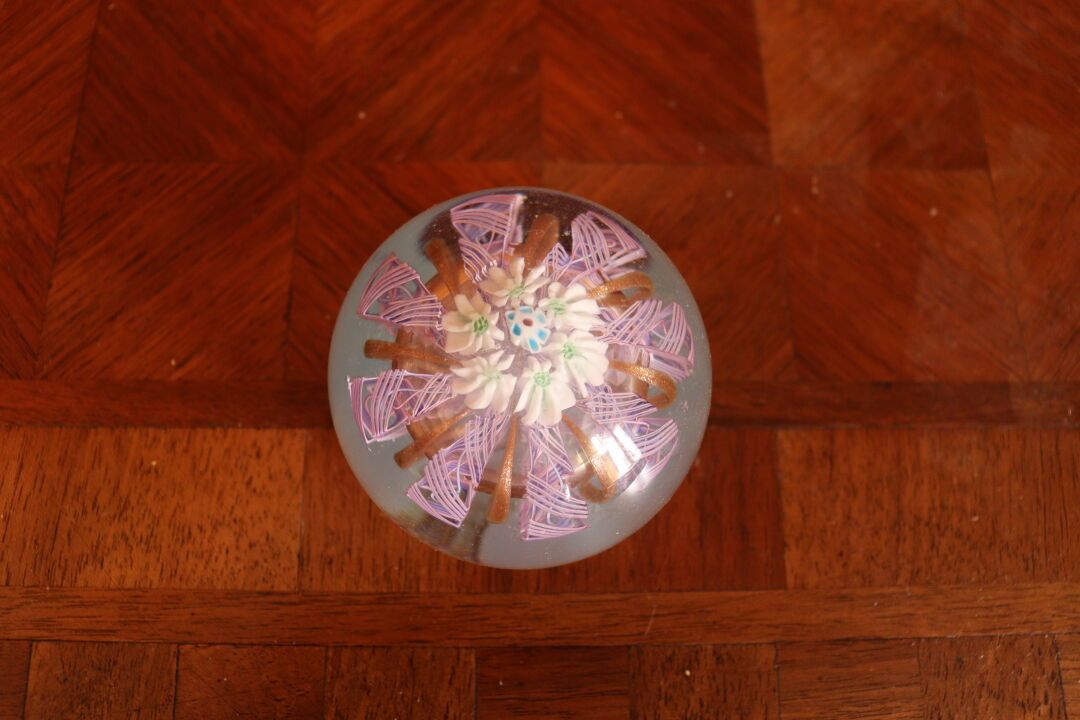 Null 硫磺镇纸球，玻璃材质，包含紫色花朵的装饰。

尺寸：5.5 x 5.5厘米