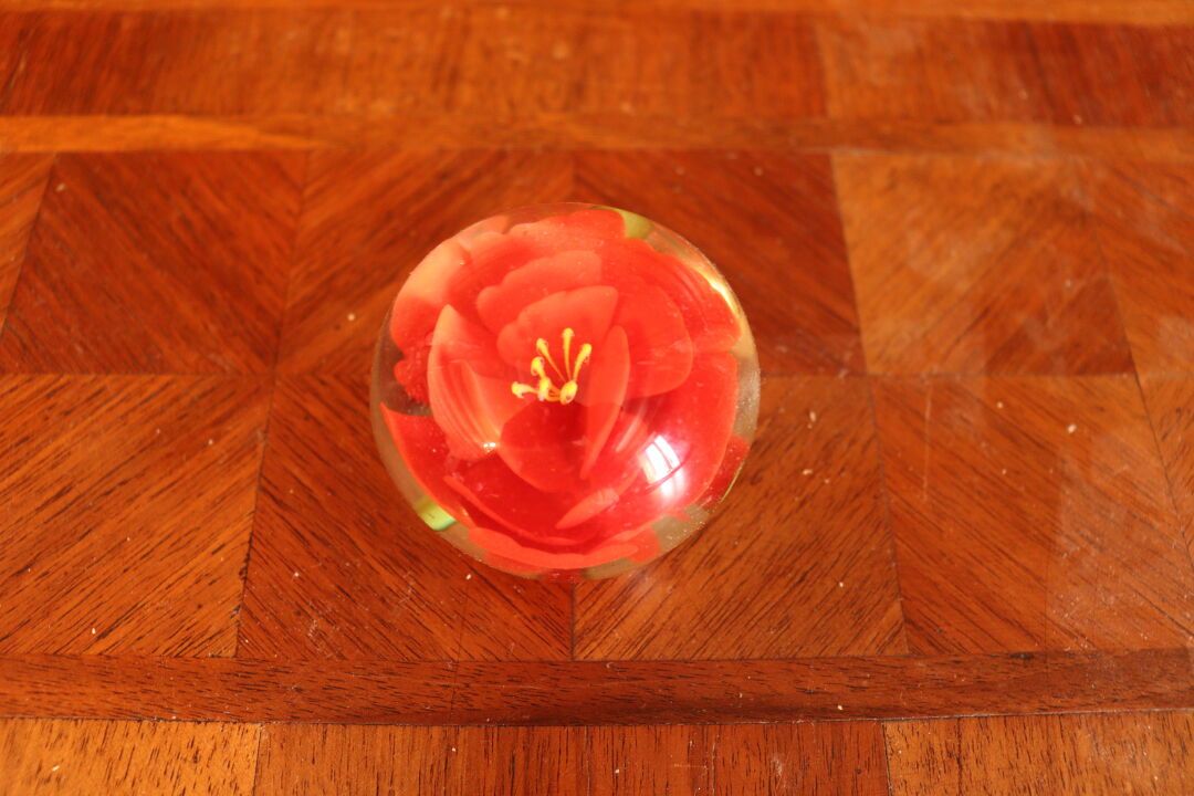 Null Glass paperweight ball with red flower inclusion decoration

Dimensions : 4&hellip;