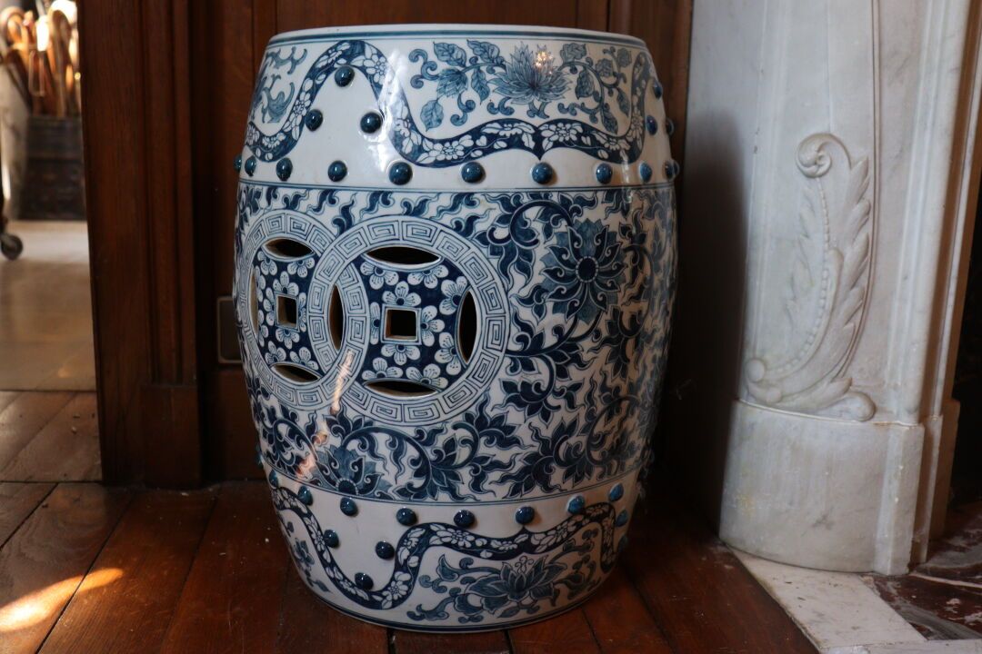 Null CHINA. Hocker aus Porzellan mit blauem Camaïeu-Dekor. Höhe: 48 cm