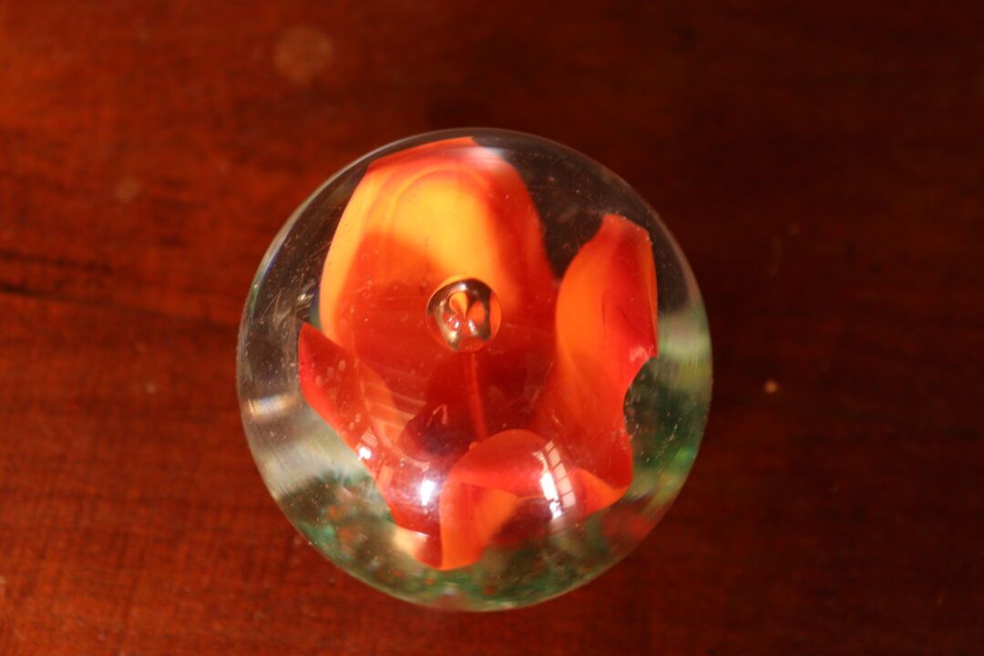 Null 硫磺镇纸球，玻璃材质，包含装饰。

尺寸：9.5 x 5.5厘米
