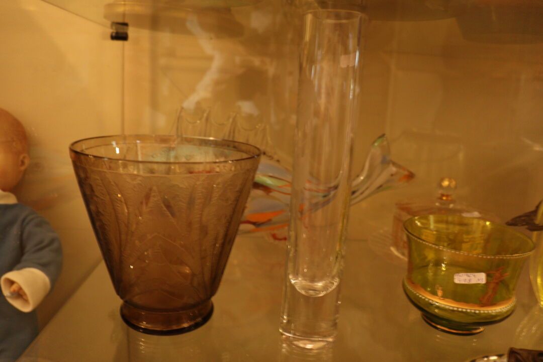 Null 熏制的艺术装饰玻璃中的一个花瓶和一个soliflore相遇。高度：27.5厘米和16.5厘米。