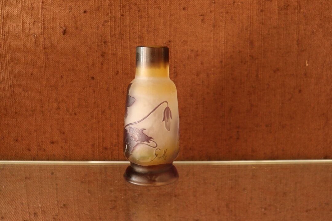 Null ETABLIERUNG VON GALLE. Vase aus mehrschichtigem Glas mit säuregeätztem Deko&hellip;