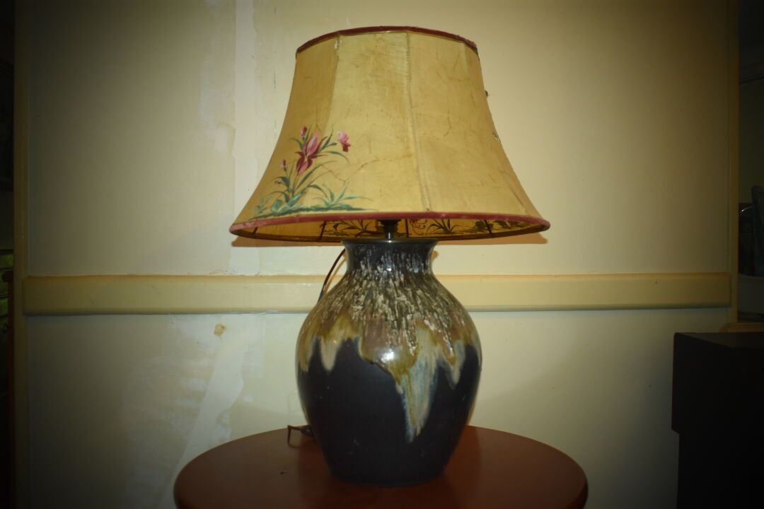 Null Vase monté en lampe en grès émaillé. Hauteur vase: 34cm.