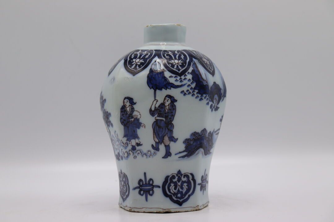 Null DELFT. Keramikvase mit Dekor in blauem Camaïeu. 18. Jahrhundert. Höhe: 19 c&hellip;