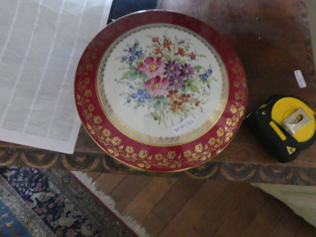 Null LIMOGOS . Caja de porcelana roja con flores en reserva. Diámetro : 20cm