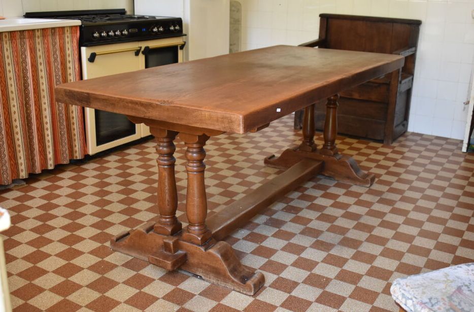 Null Table de salle à manger en chêne sculpté. Bois Dimensions : 76 x 190 x 84 c&hellip;