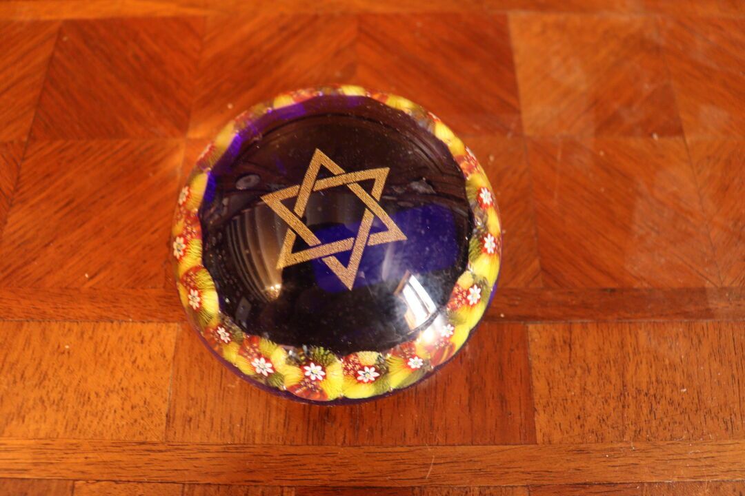 Null 硫磺玻璃镇纸球，有大卫之星的装饰。

尺寸：5 x 8厘米
