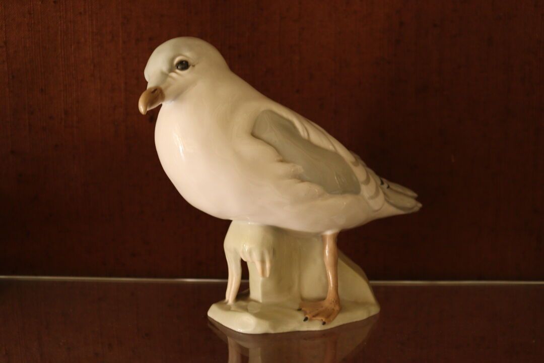 Null 皇家哥本哈根。瓷器中的海鸥。尺寸：18 x 19 cm