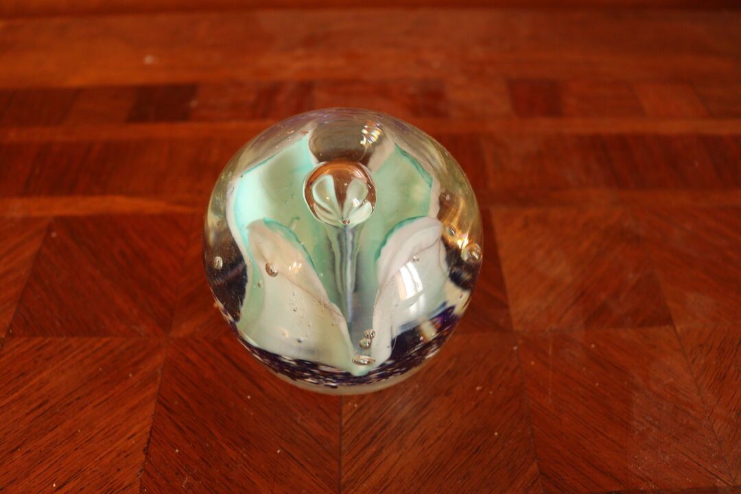 Null 玻璃镇纸球，含花装饰。

尺寸：7.5 x 6 cm