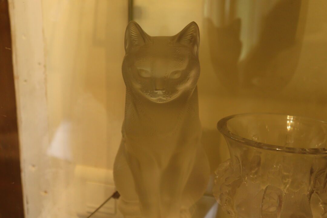 Null LALIQUE 法国。缎面处理的水晶猫，底部有签名。高度：21厘米