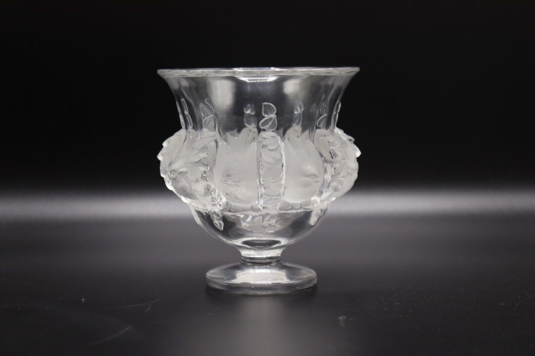 Null LALIQUE France. Model Dampierre. Crystal vase partially frosted, signed on &hellip;
