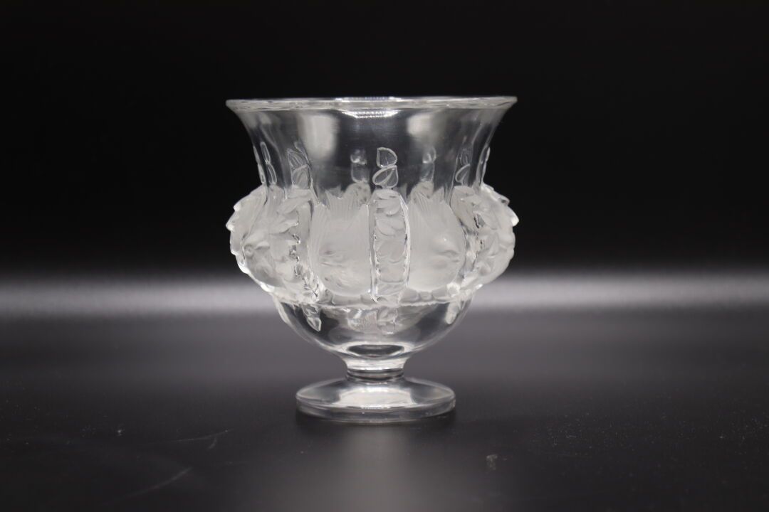 Null LALIQUE Francia. Modello Dampierre. Vaso in cristallo parzialmente smerigli&hellip;