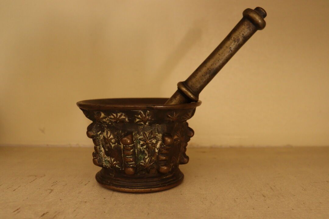 Null Mortar in bronze with its pestle. Height