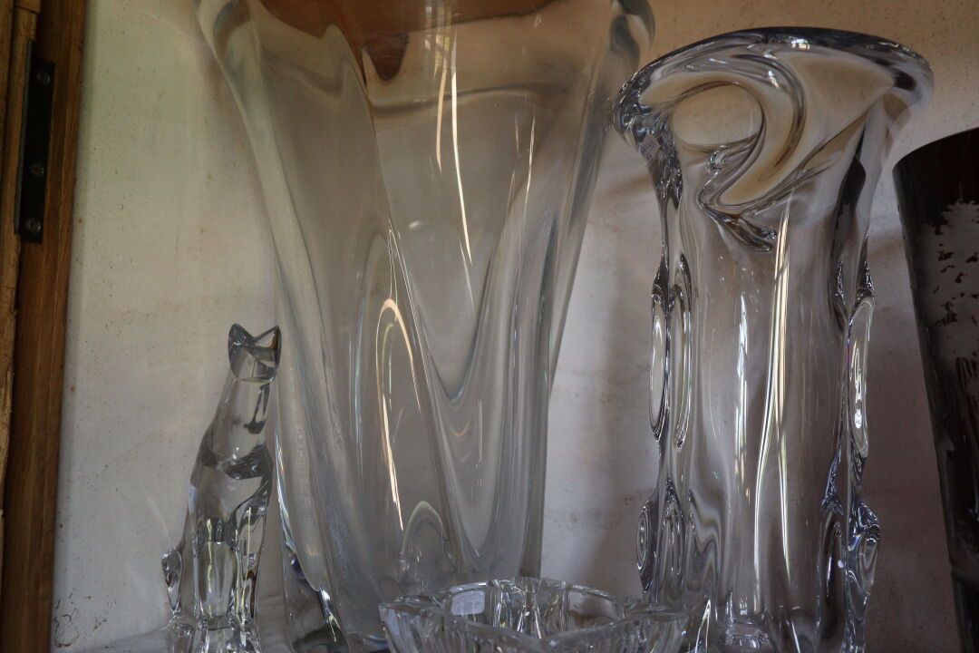 Null Réunion de 4 pièces en cristal : Un vase Daum France. Hauteur : 37 cm ; Vas&hellip;