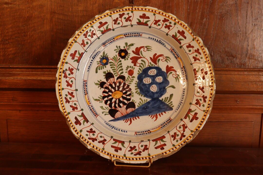 Null DELFT. Dish in polychrome earthenware. 18th century. Diameter : 37 cm