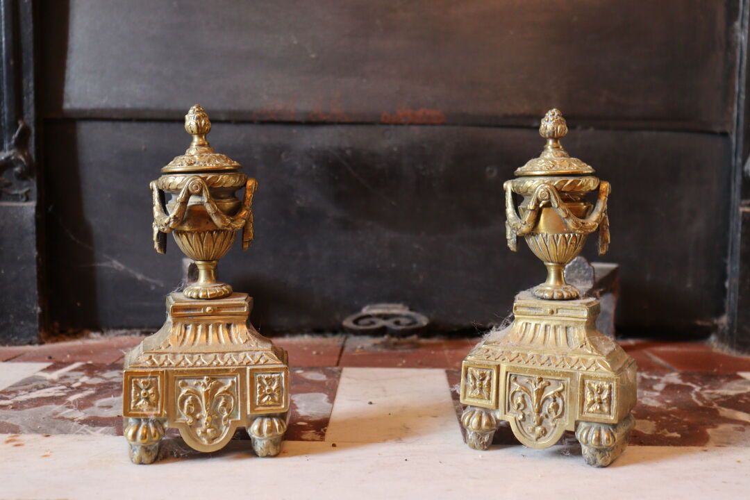 Null Coppia di candelabri in ghisa e bronzo dorato. Stile Luigi XVI. Dimensioni:&hellip;