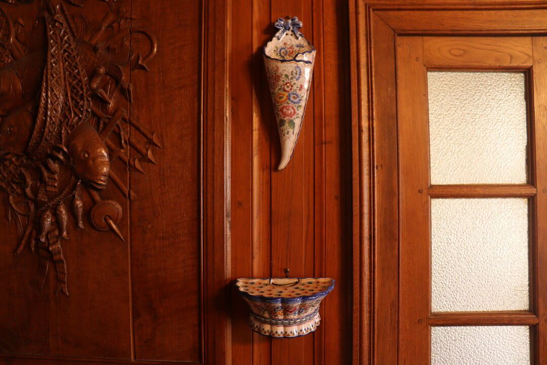 Null nervers trousseau。一个花盆和一个多色陶器的墙面装饰的会面，有花。背面的标记。尺寸：10x23x12厘米和37x12厘米。小碎片。