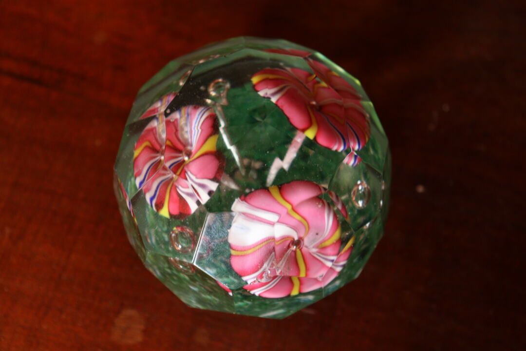 Null 硫磺玻璃镇纸球，包含花朵和切面装饰。

尺寸：8.5 x 6.5厘米