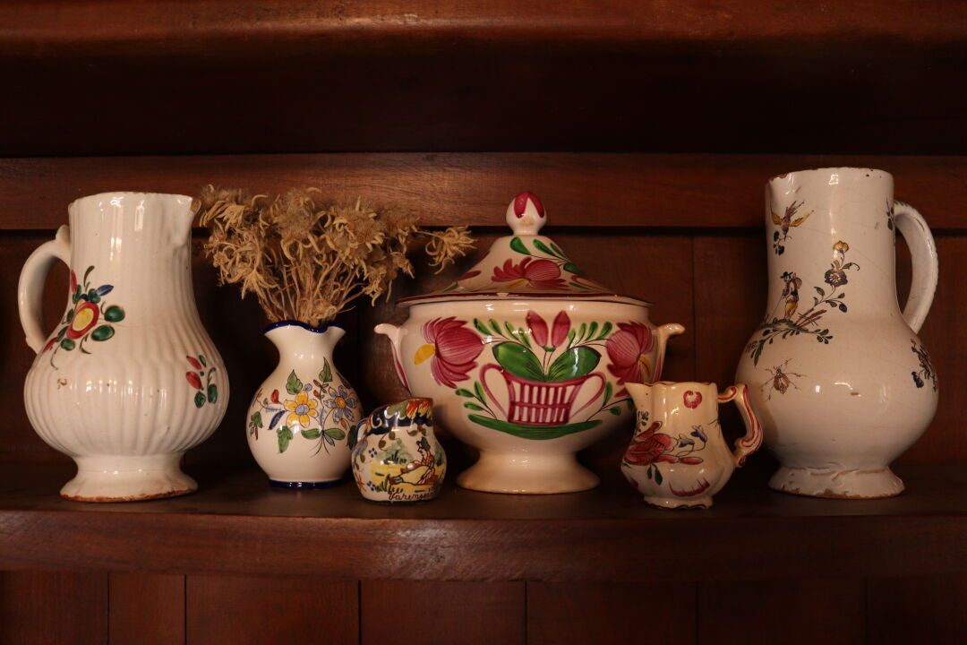 Null Zusammenstellung von sechs Keramiken. 

Höhen: von 6 bis 21 cm