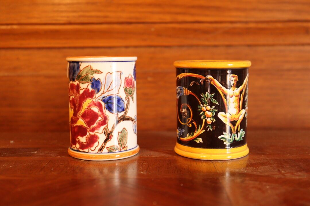 Null GIEN. Zusammenstellung von zwei kleinen Vasen aus Fayence. Höhe: 7.5 cm