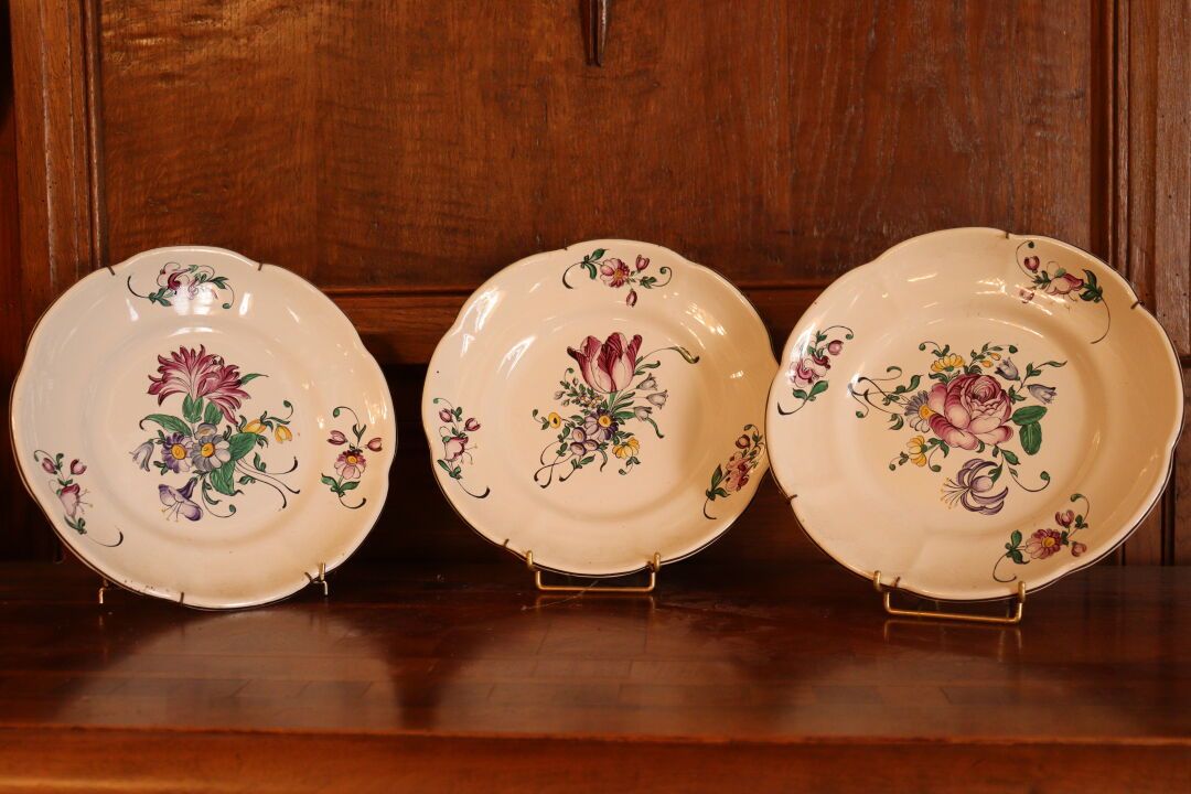 Null 一套三件多色陶器盘子，上面装饰着花，东方的作品。直径：24.5厘米