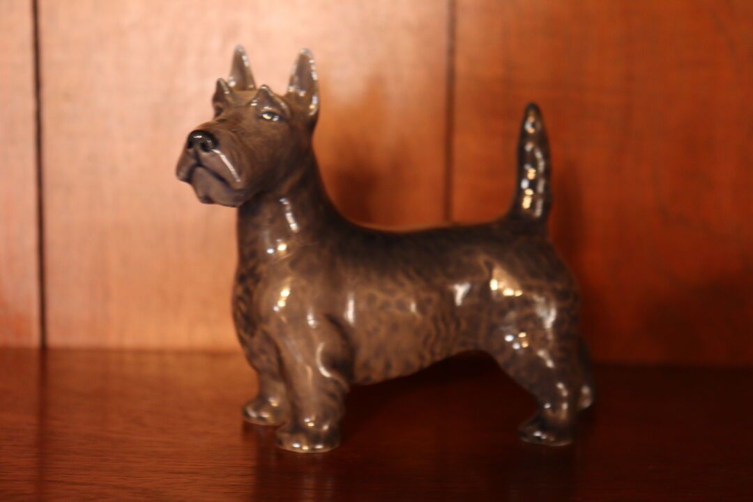 Null 皇家哥本哈根。瓷质狗，底部有印章。尺寸：9.5x12厘米