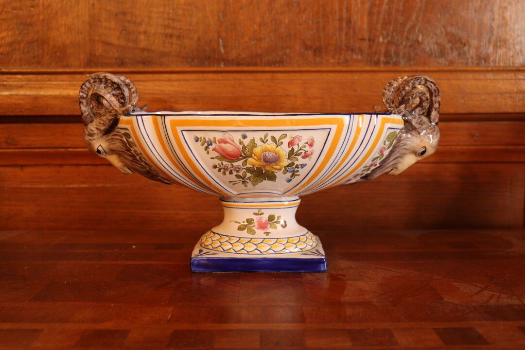 Null CHAROLLES，莫林时期。多色陶器中心器皿，有花和羊头。尺寸：18.5x35x17.5厘米。