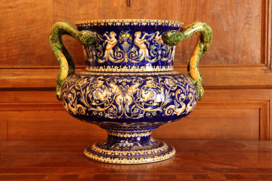 Null GIEN. Große Vase aus Fayence mit Renaissance-Dekor. Griffe in Form von Schl&hellip;
