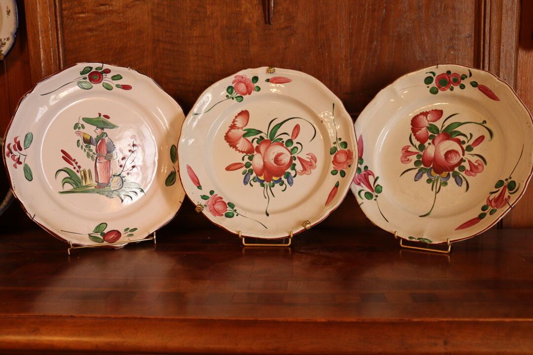 Null Set di tre piatti in terracotta con fiori, opera orientale. Diametro: 30 cm&hellip;
