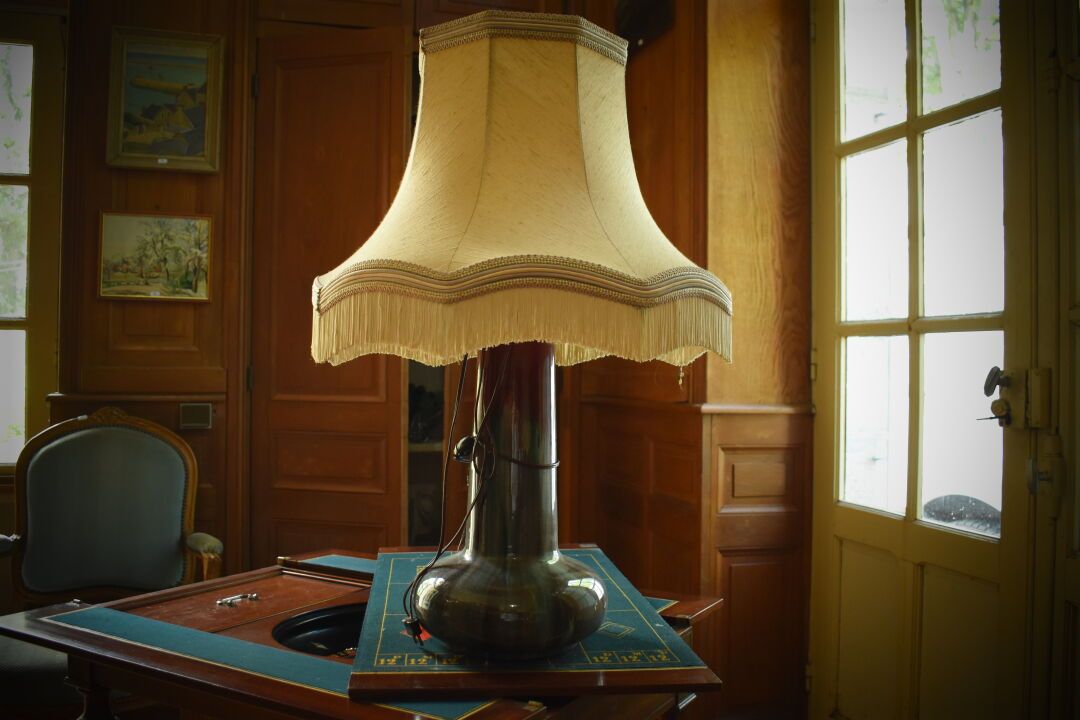 Null Vase aus glasiertem Steingut mit Fransenschirm, als Lampe montiert. Höhe de&hellip;