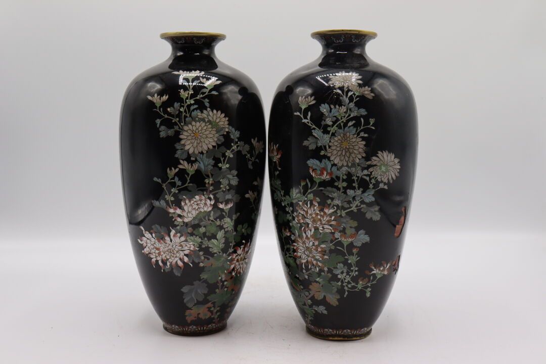 Null Ein Vasenpaar aus Cloisonné-Emaille und Messing. Höhe: 25 cm. Ein Boden feh&hellip;