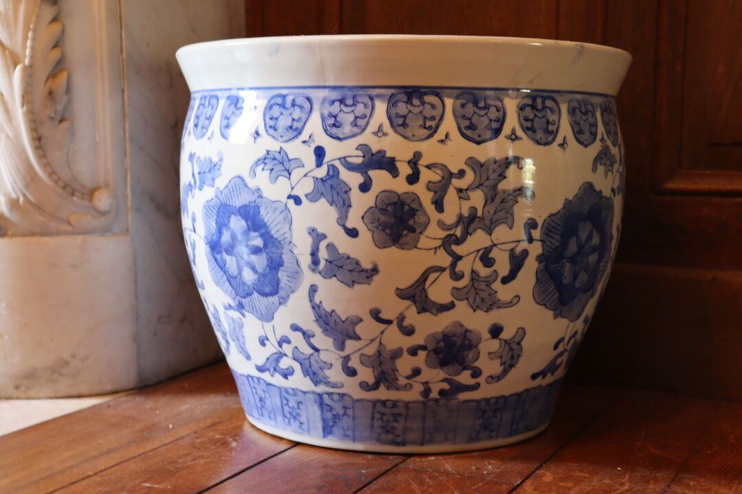 Null 中国。蓝色单色装饰的瓷质壶盖。高度：29厘米