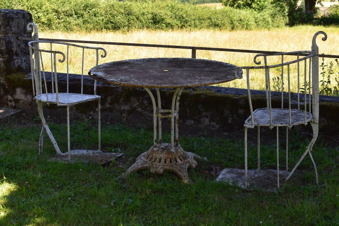 Null Salon de jardin en fer forgé laqué blanc comprenant une table circulaire et&hellip;