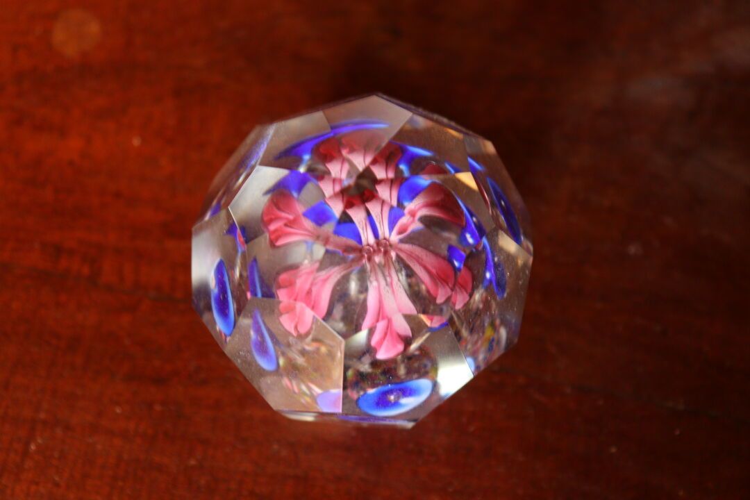 Null 玻璃镇纸球，含切面花装饰

尺寸：9.5 x 5 cm