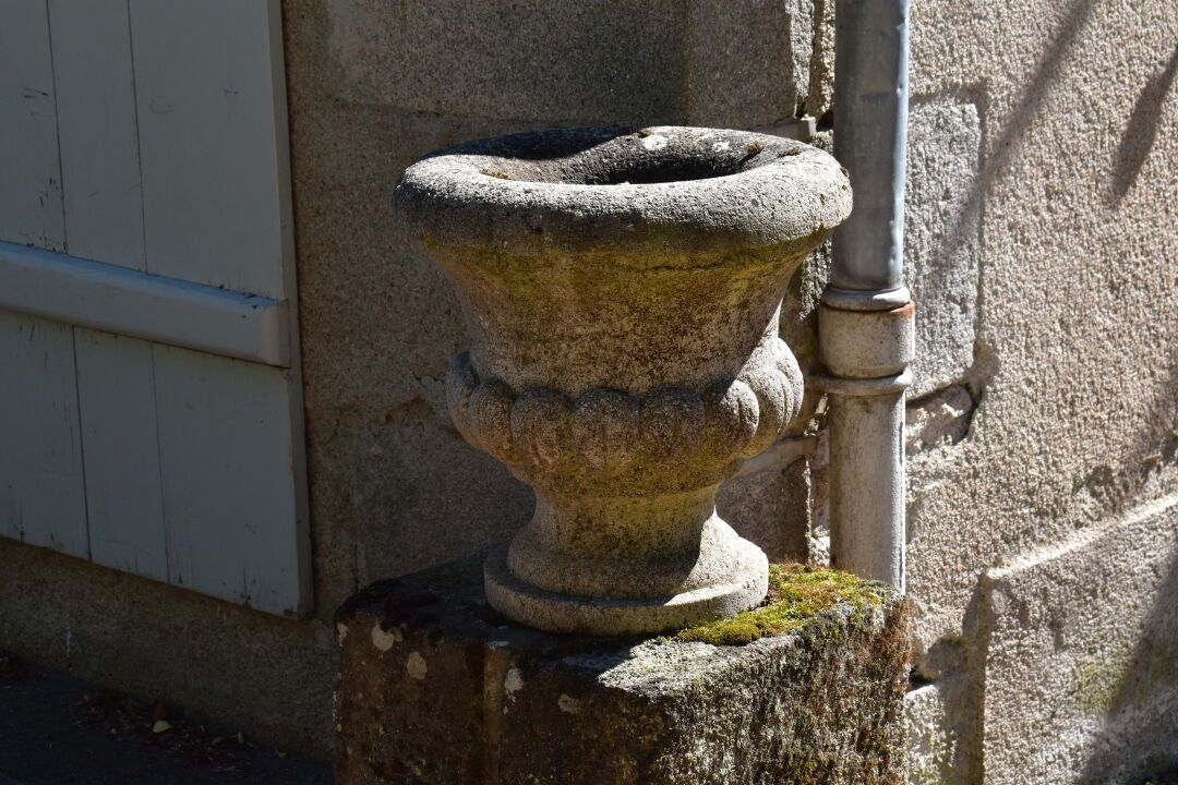 Null Réunion de huit pots sur pieds d'extérieur en pierre sculpté, dont :

- qua&hellip;