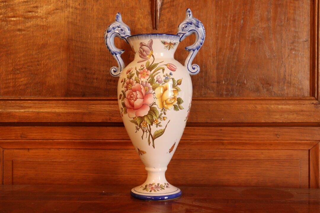 Null CHAROLLES，莫林时期。多色陶器花瓶。底部有签名。高度：39厘米