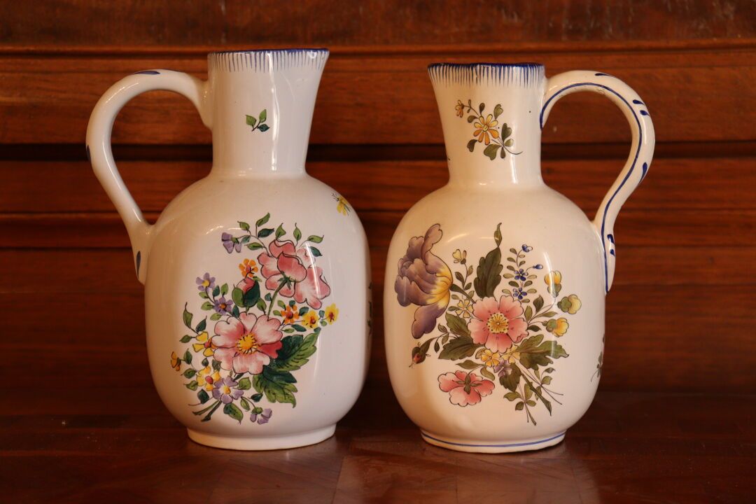 Null CHAROLLES，莫林时期。一套两个带花饰的陶罐。底部有签名。高度：20厘米和20.5厘米。