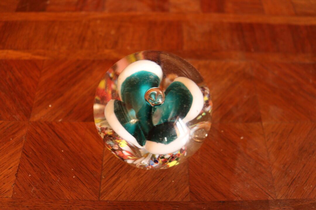 Null 玻璃镇纸球，含花装饰。

尺寸：6 x 5 cm