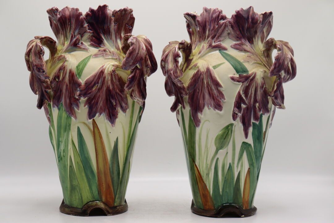 Null Delphin MASSIER (1836-1907) à Vallauris. Paire de vases en barbotine. Signé&hellip;